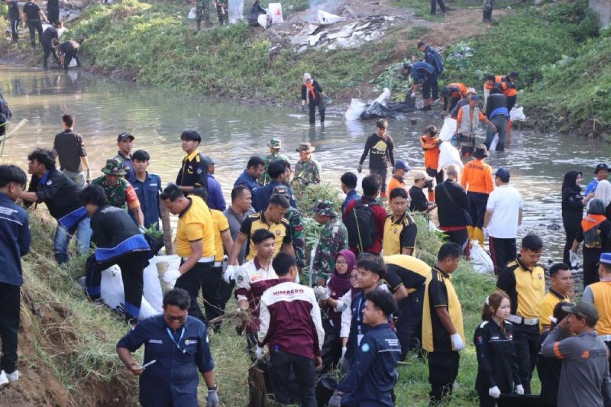 Mahasiswa bersama TNI dan Polri bersihkan sungai di Kudus