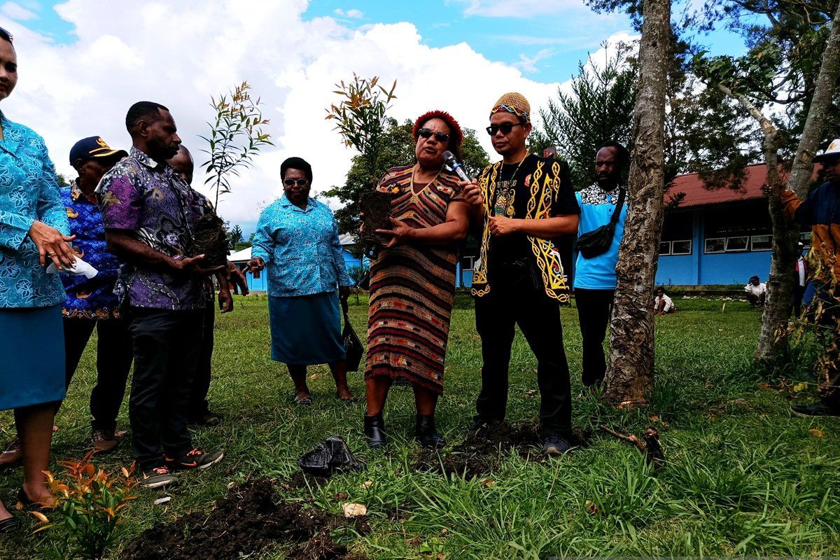 Pemprov ajak generasi muda Papua Pegunungan tanam pohon jaga keseimbangan alam