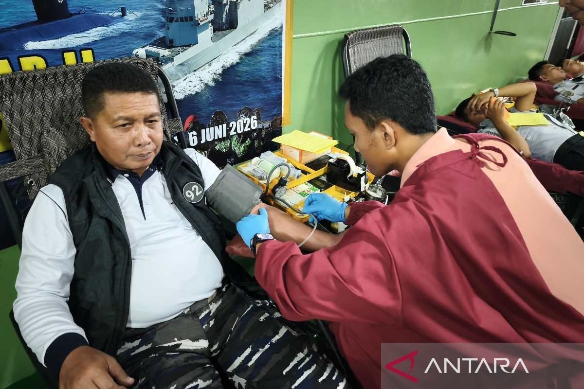 Donor darah di atas KRI Teluk Kupang-519