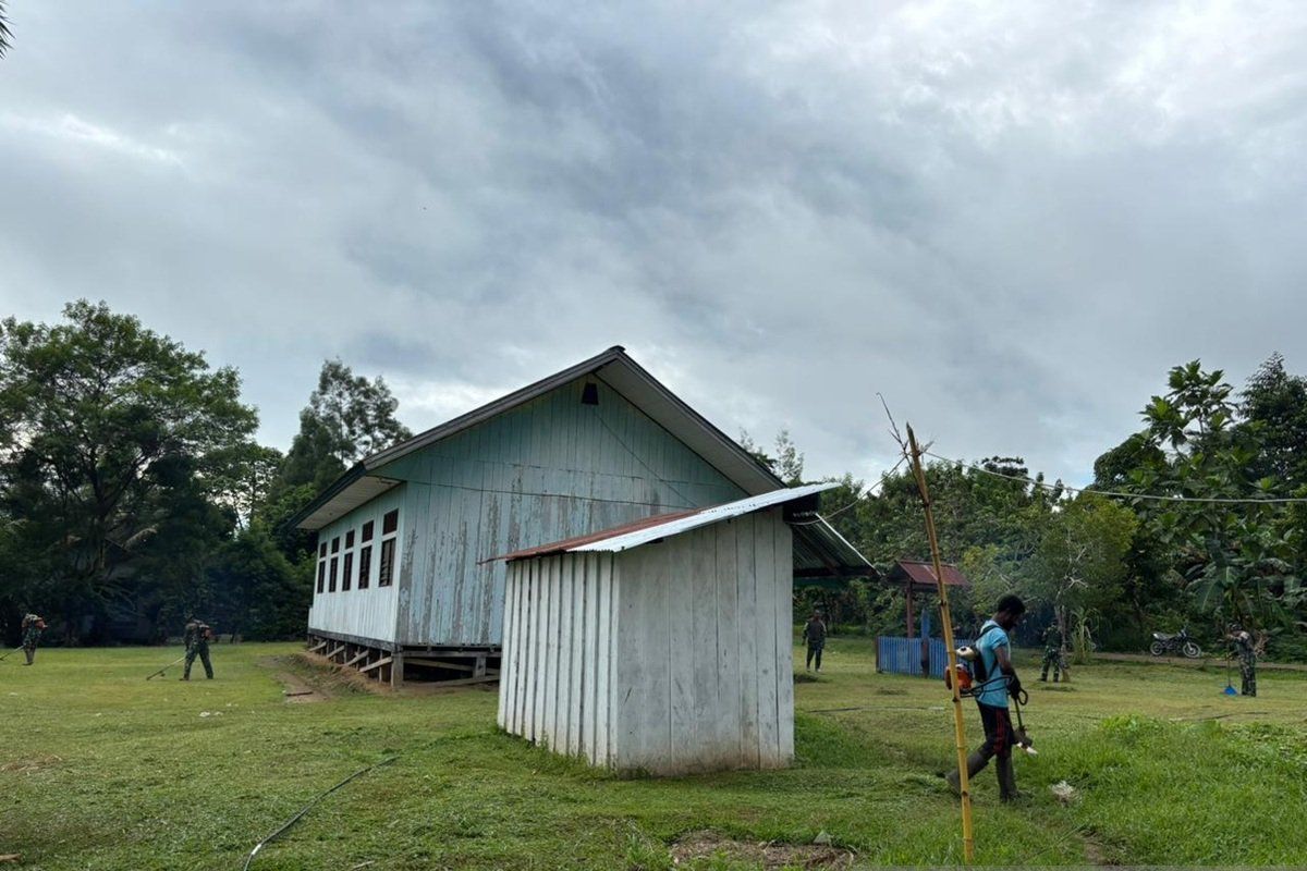 Prajurit TNI bersihkan Gereja Domine Papua perkuat toleransi beragama
