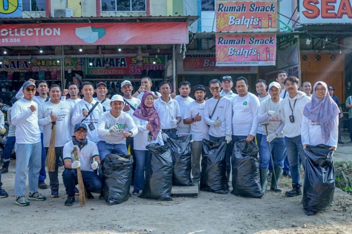 Pusri gelar aksi bersih lingkungan di Kampung Sehati Palembang, kumpulkan 2 ton sampah