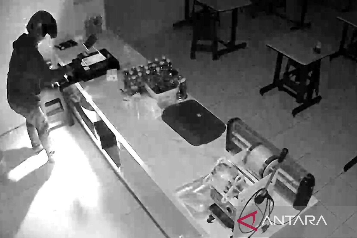 Polisi buru dua pembobol toko ayam krispi di Makassar
