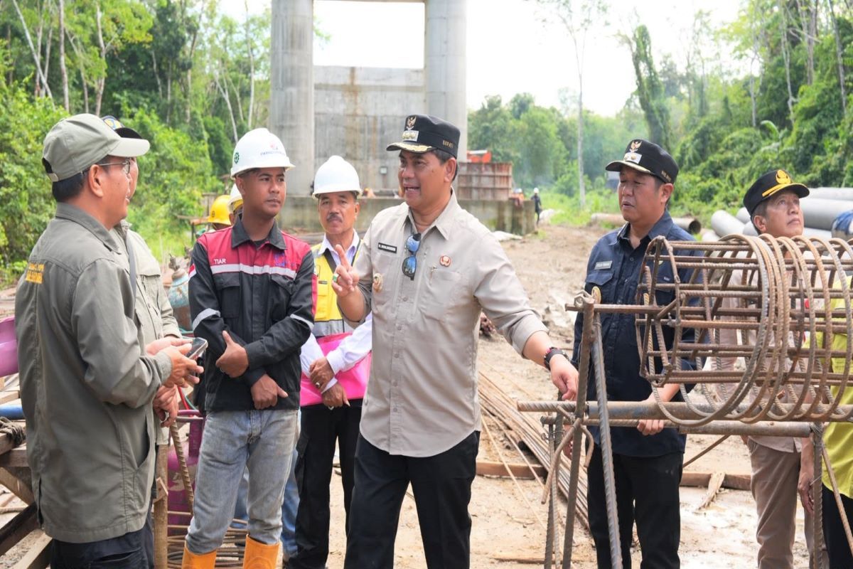 Shalahuddin tekankan percepatan pekerjaan sesuai standar, tinjau infrastruktur di Montallat