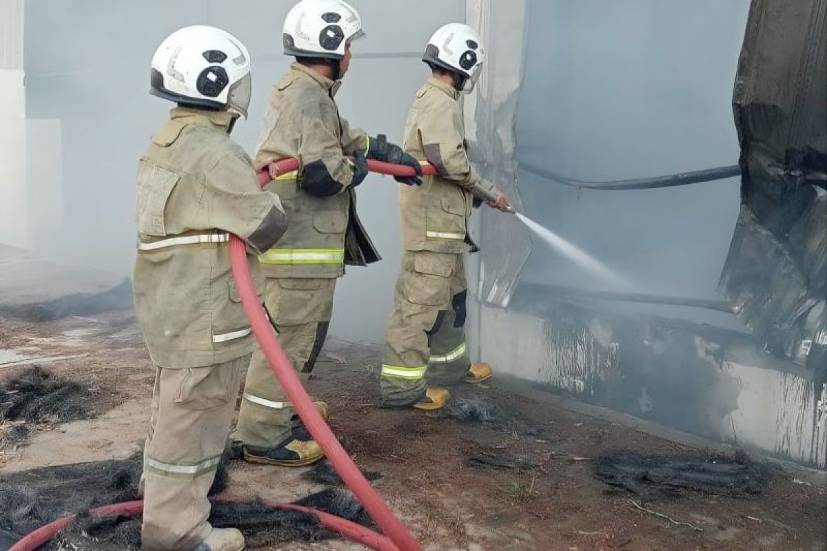 Pabrik kayu di KIC Semarang terbakar diduga akibat ledakan mesin