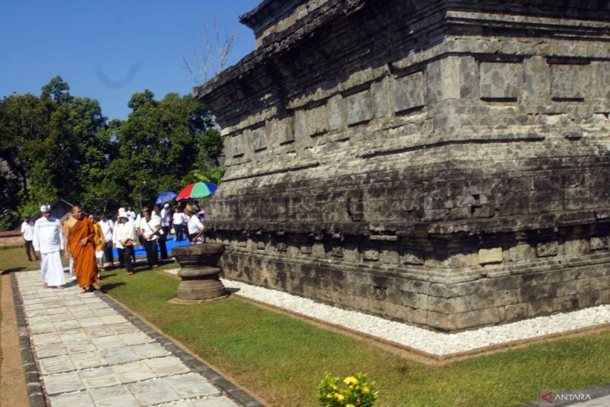 Atthami Puja di Candi Sanggrahan Tulungagung