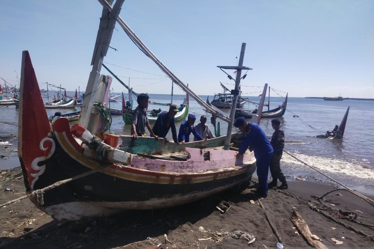 Sejumlah perahu nelayan di Situbondo rusak dihantam gelombang tinggi