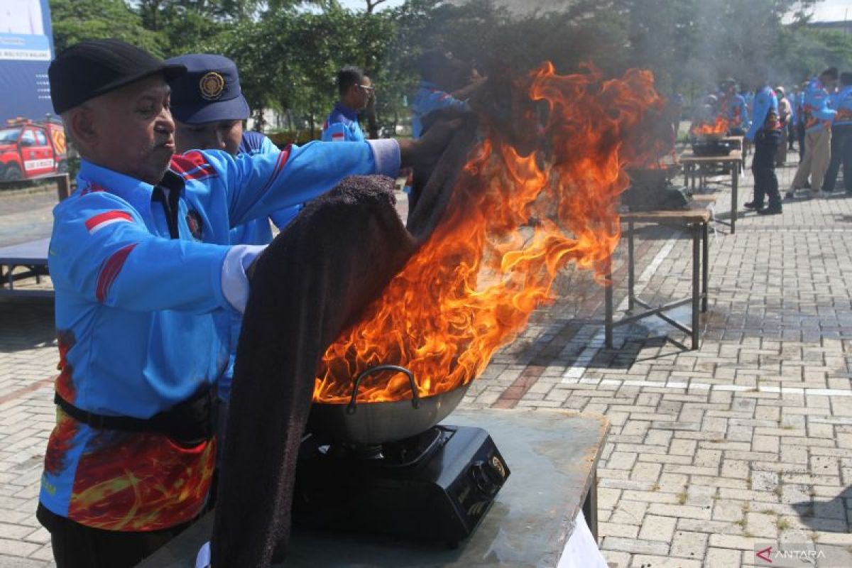 Simulasi penanggulangan kebakaran di Malang