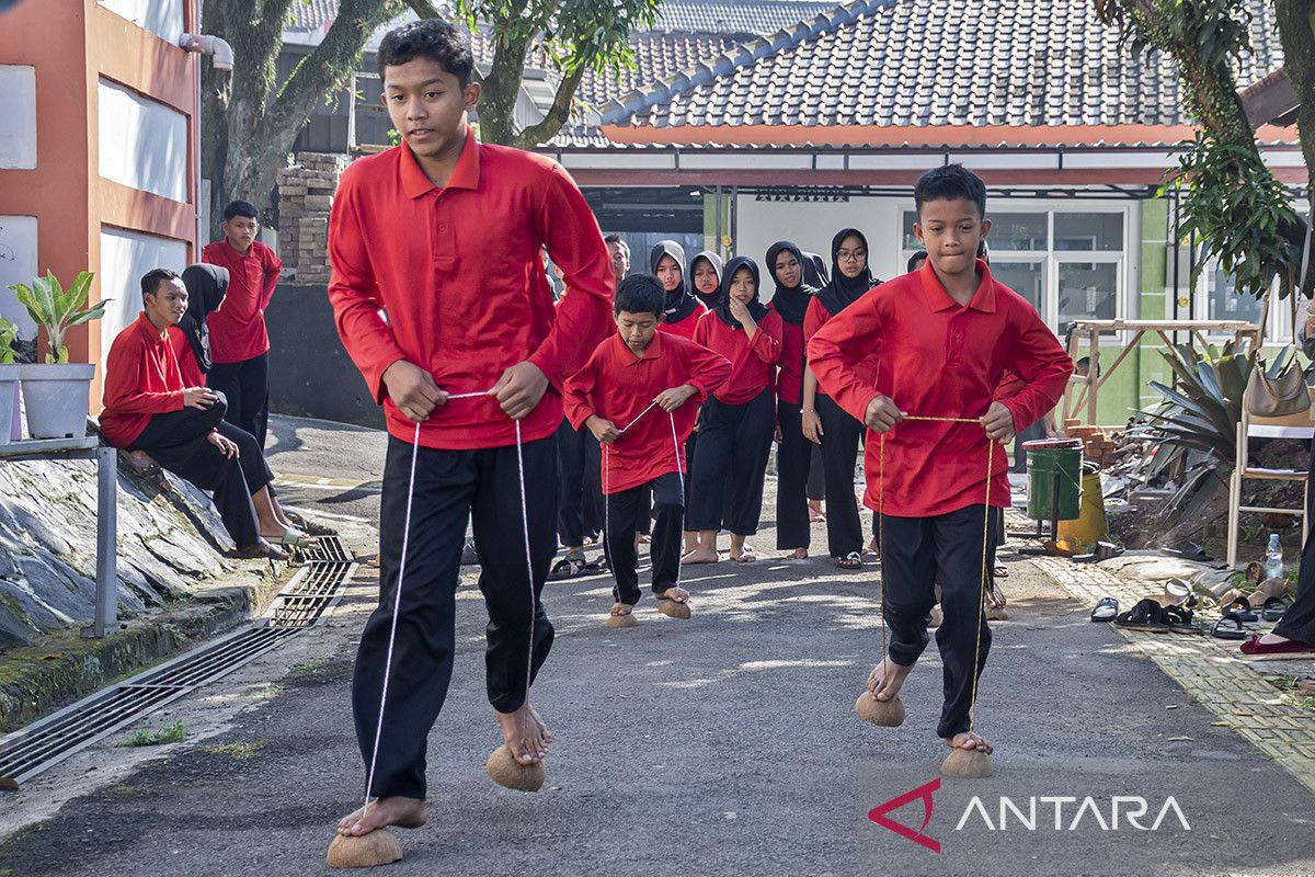 Edukasi permainan tradisional di sekolah rakyat