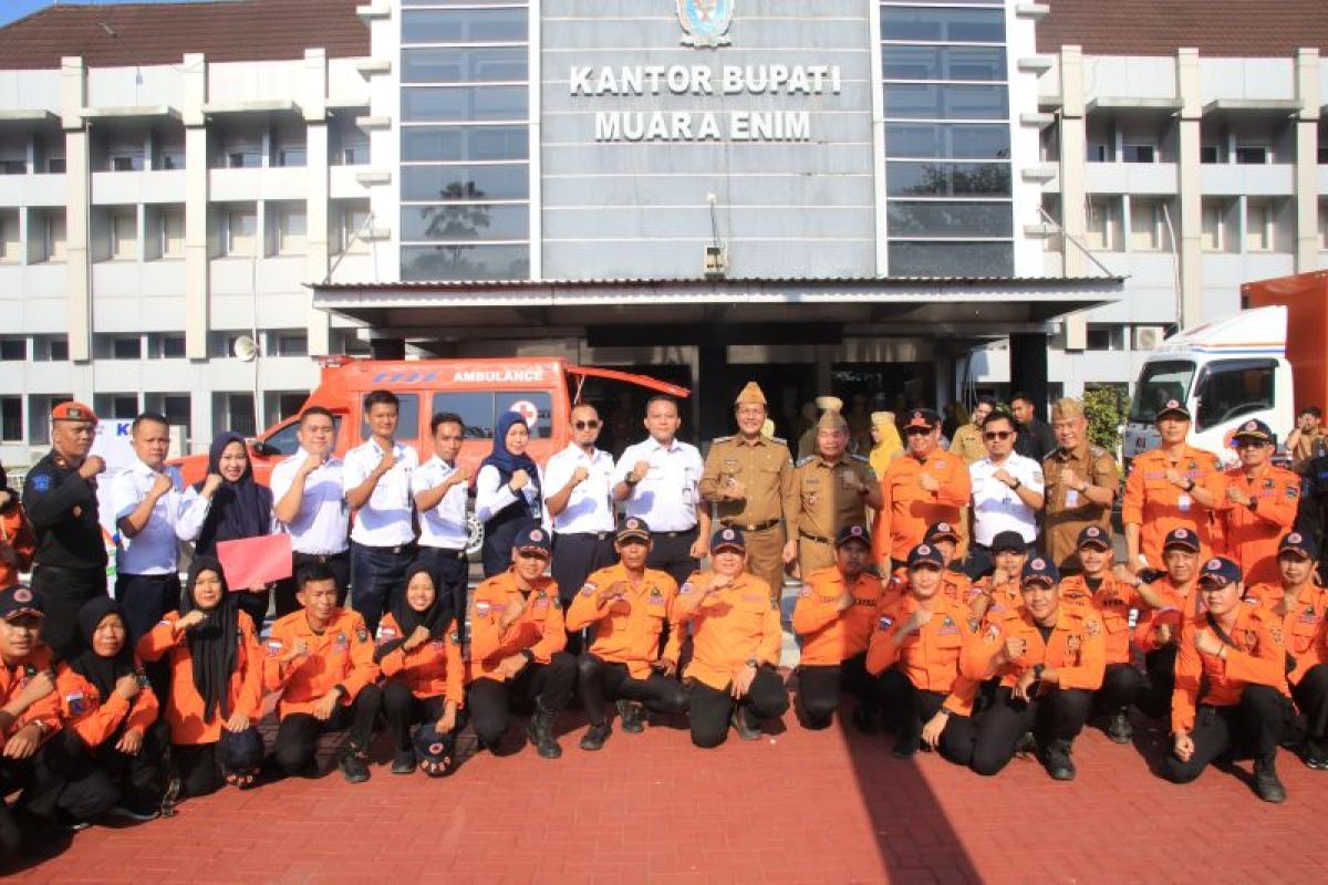 KAI serahkan ambulans dan mobil toilet untuk Pemkab Muara Enim