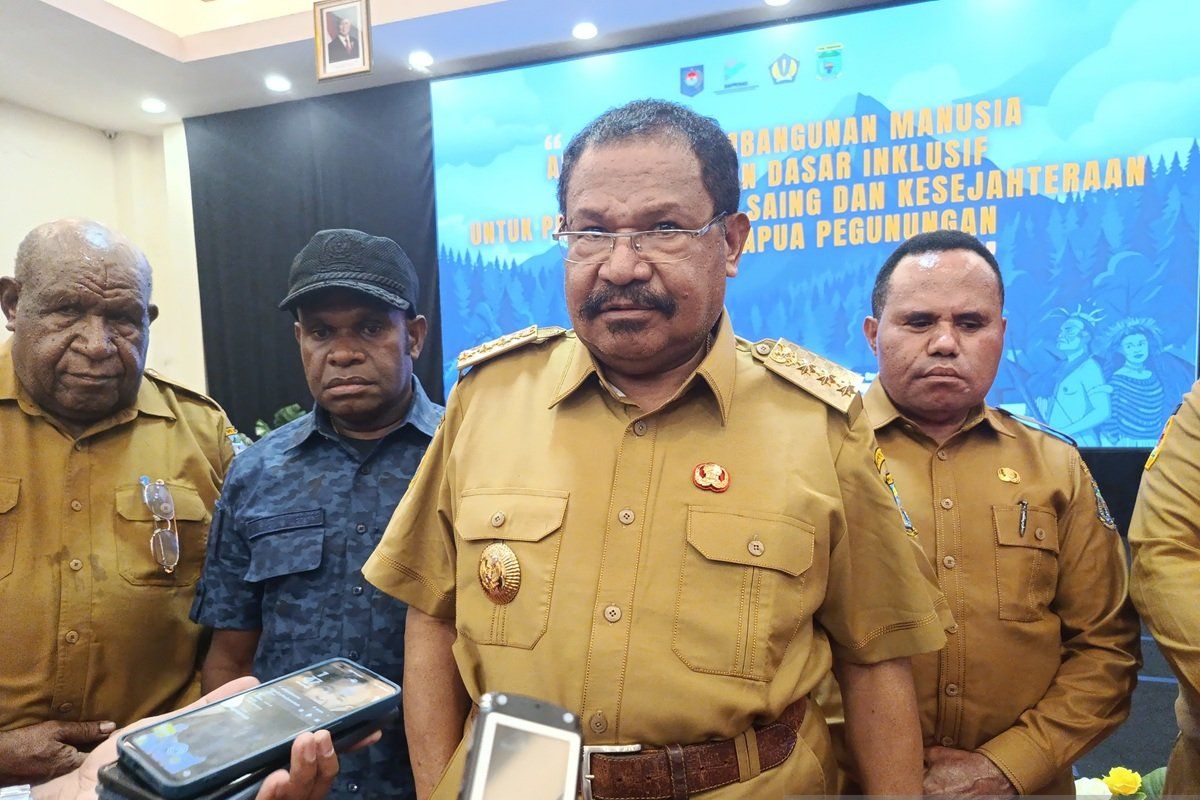 Gubernur Papua Pegunungan ajak warga tanam pohon untuk melestarikan hutan