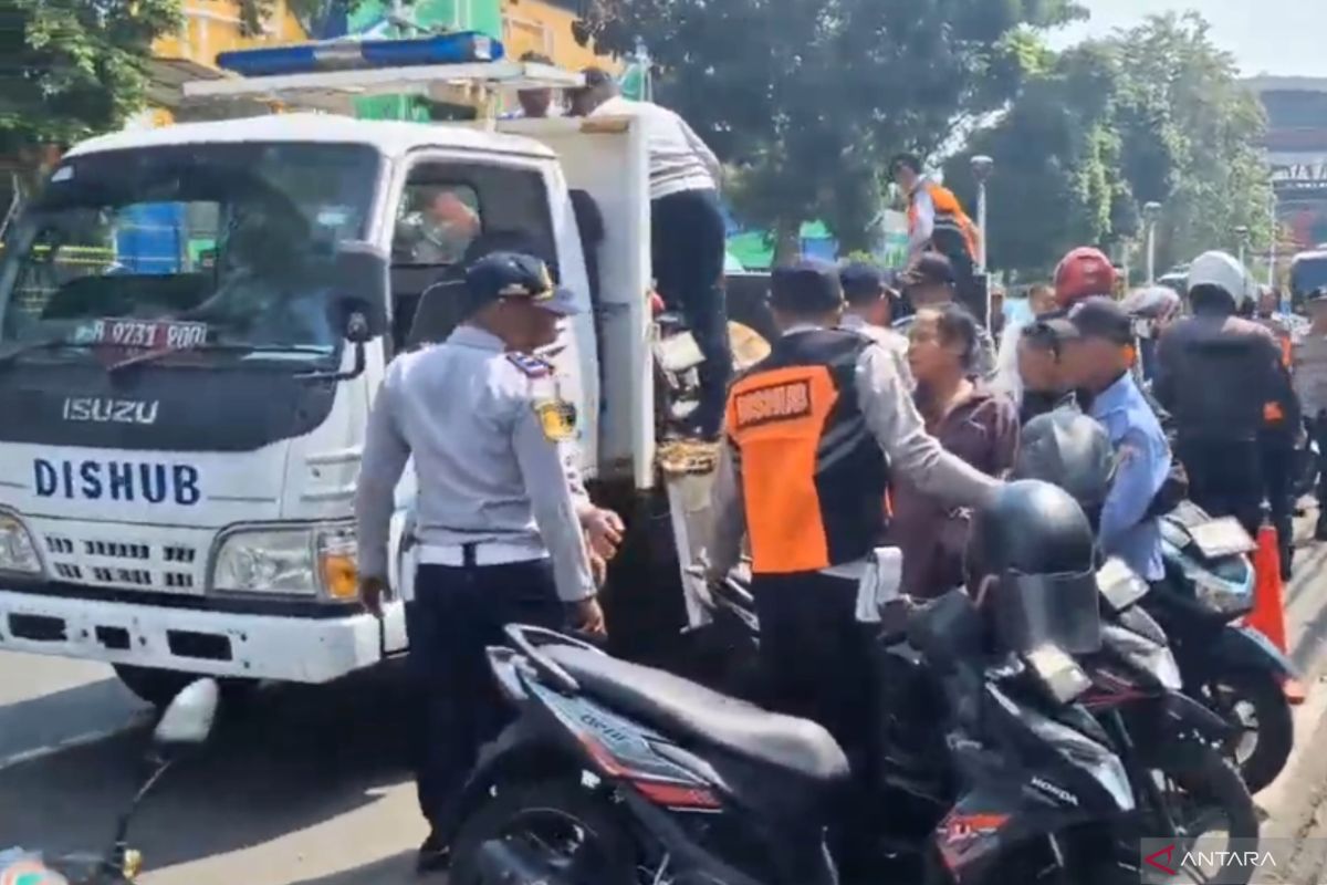 Sebanyak 20 kendaraan ditindak dalam operasi parkir liar di Jatinegara