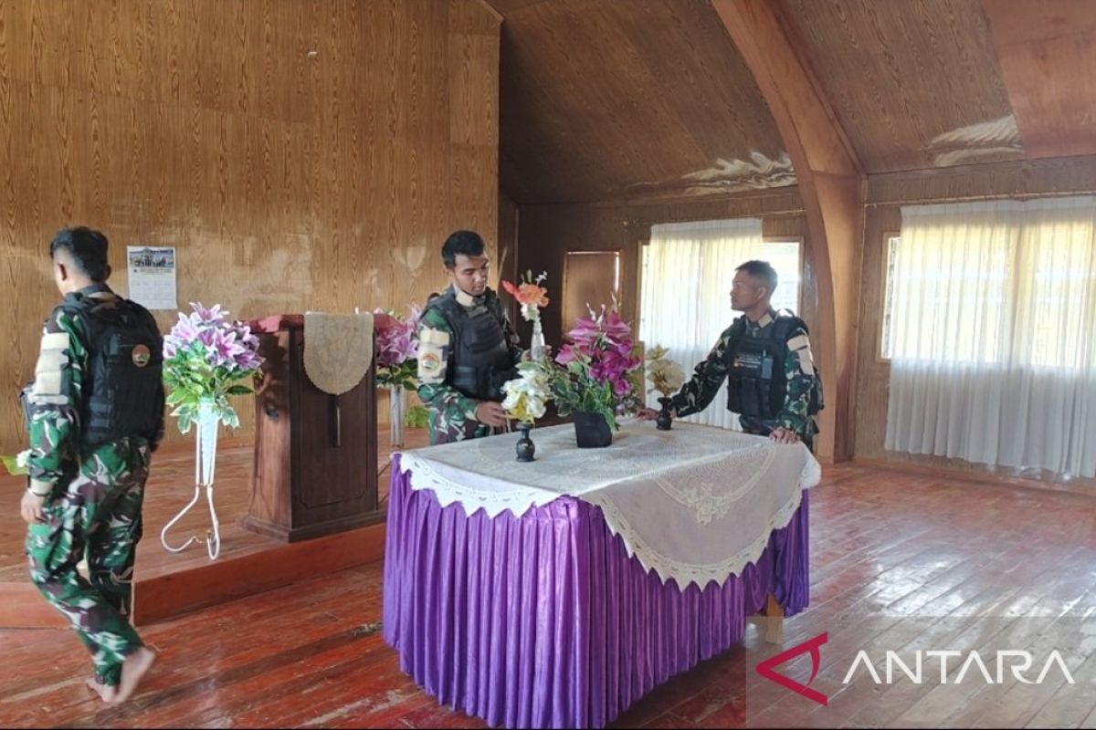 Yonif 511 bersihkan Gereja Guneri Lanny Jaya perkuat toleransi
