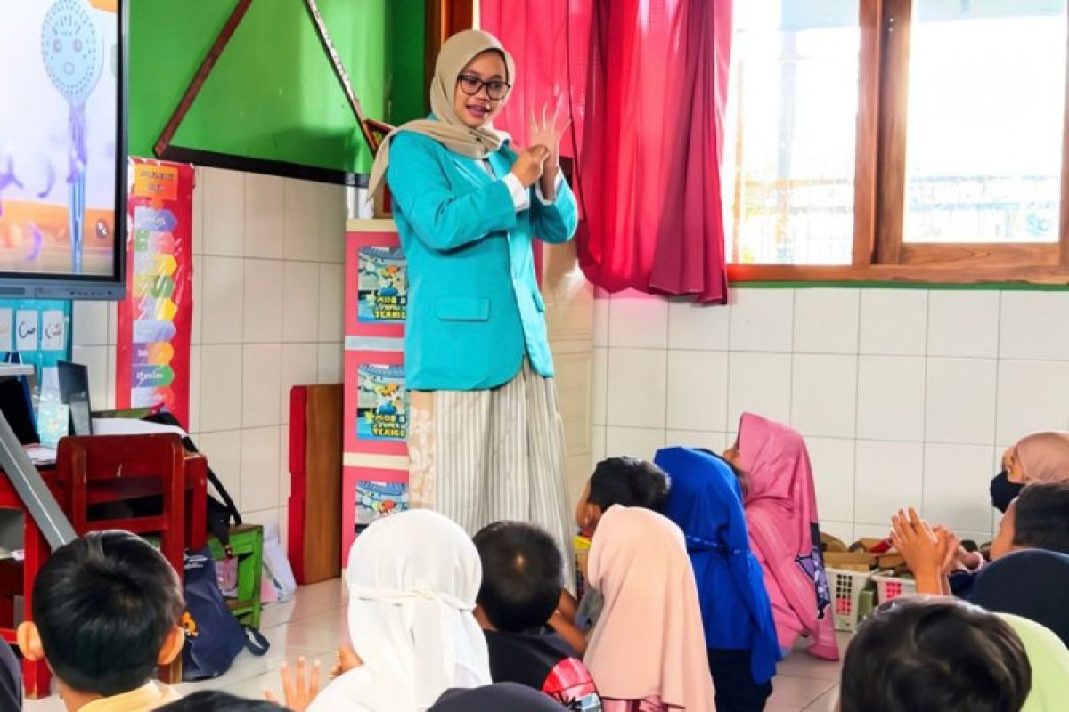 Tanamkan PHBS sejak dini, mahasiswa Kesmas UMS kenalkan pilah sampah dan CTPS