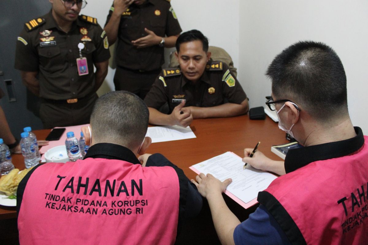 Kejagung serahkan 11 tersangka korupsi ekspor CPO modus POME ke JPU