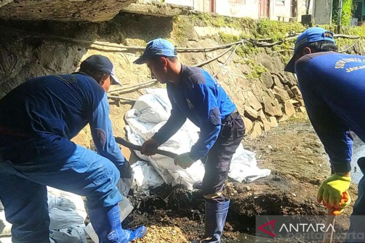 Pemkot Jaktim keruk Saluran Bentengan Makasar antisipasi musim hujan