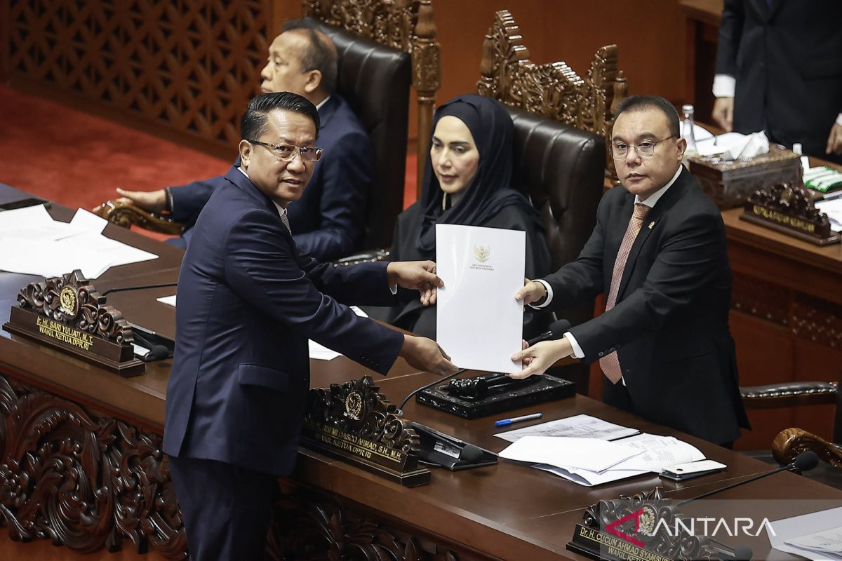 Politik kemarin, perpanjangan usia Polri hingga Prabowo panggil Luhut