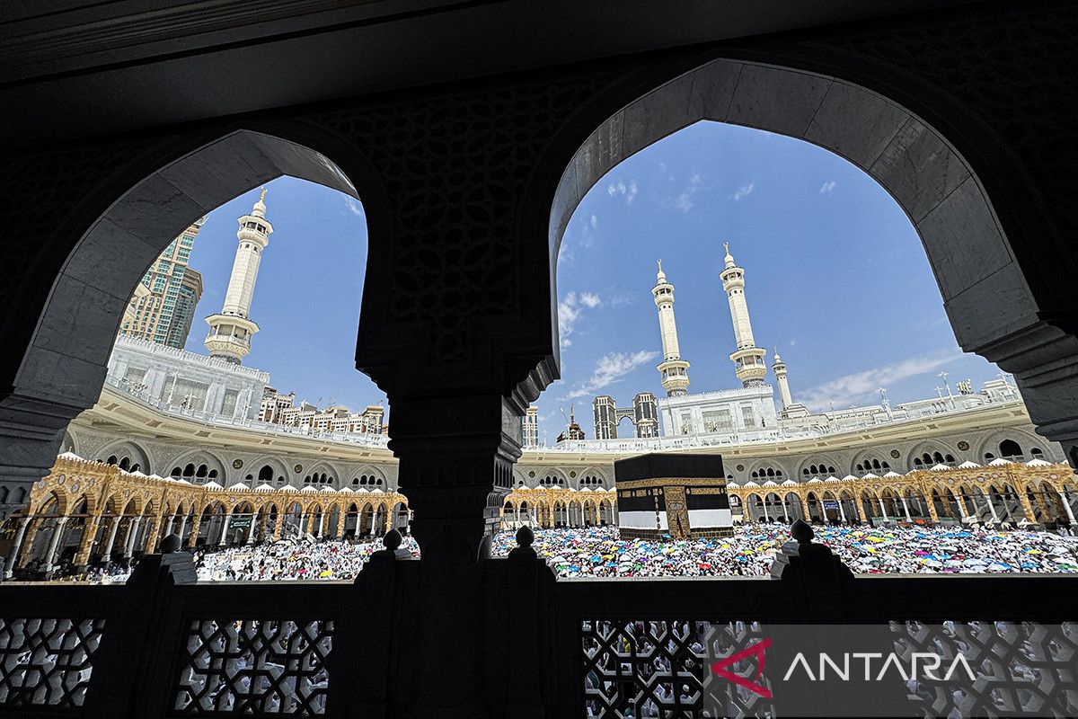 Jamaah haji melaksanakan Tawaf Wada