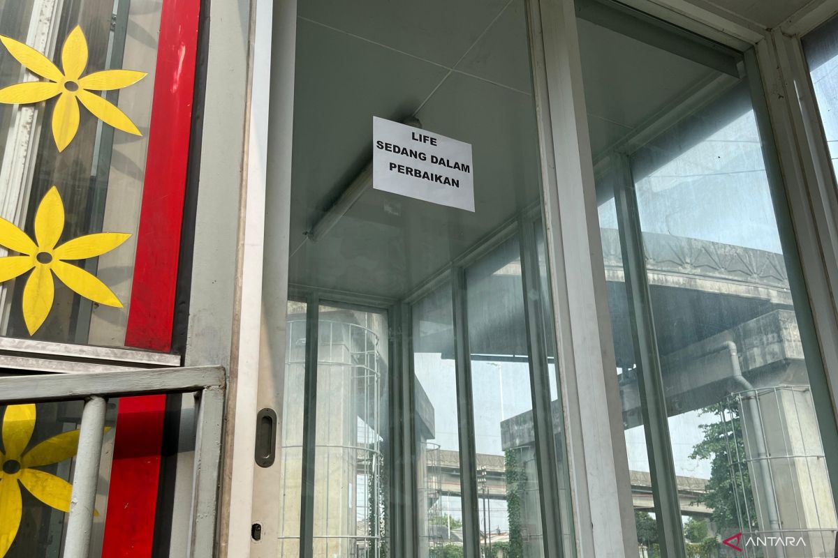 Lansia susah naik tangga imbas lift JPO Lenteng Agung tak berfungsi