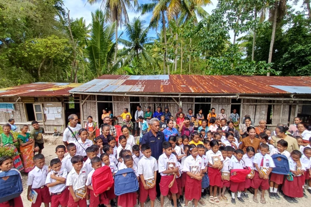 Kapolda NTT menyalurkan tas dan buku untuk siswa SD di pedalaman TTS