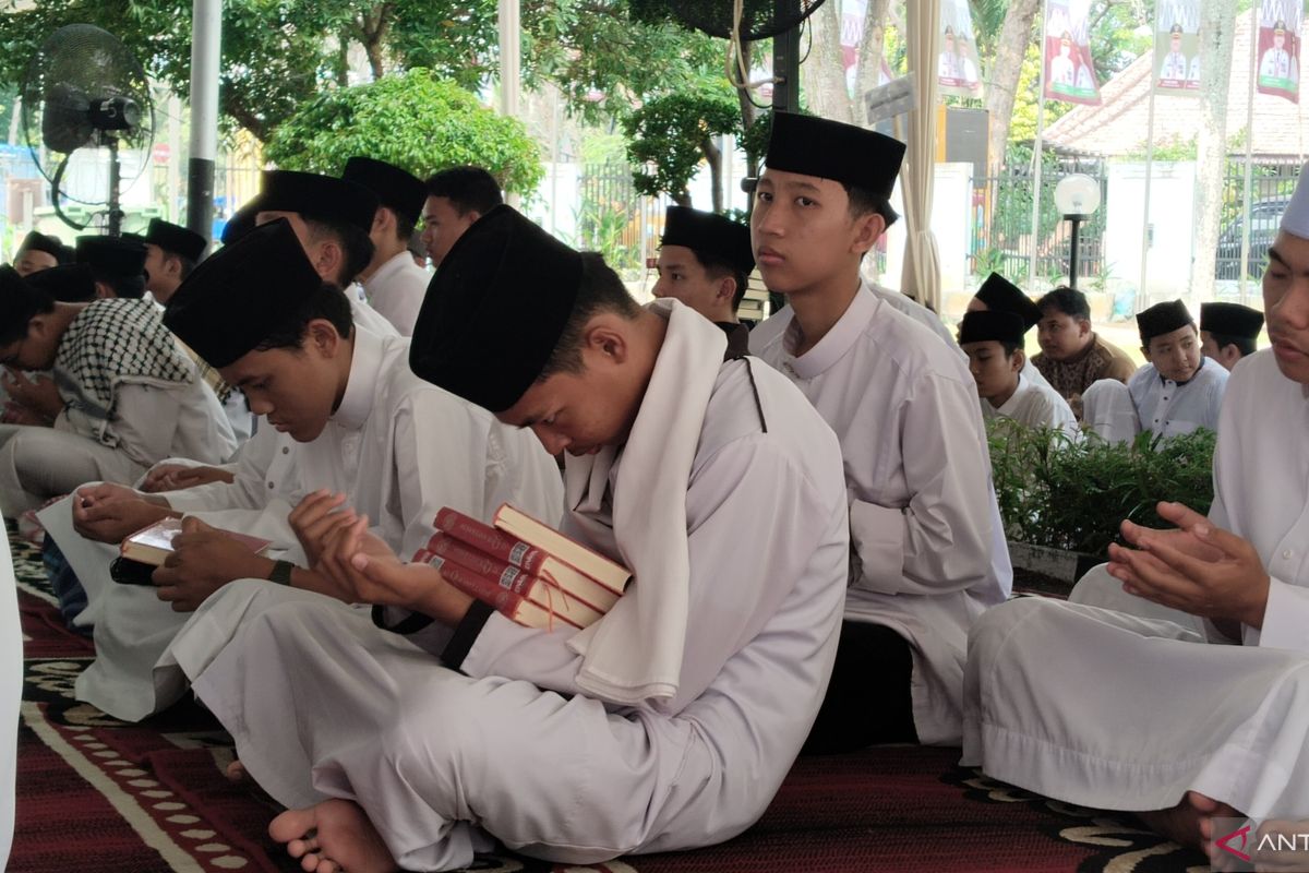 Pemkot Palembang terima wakaf 1500 Al Quran