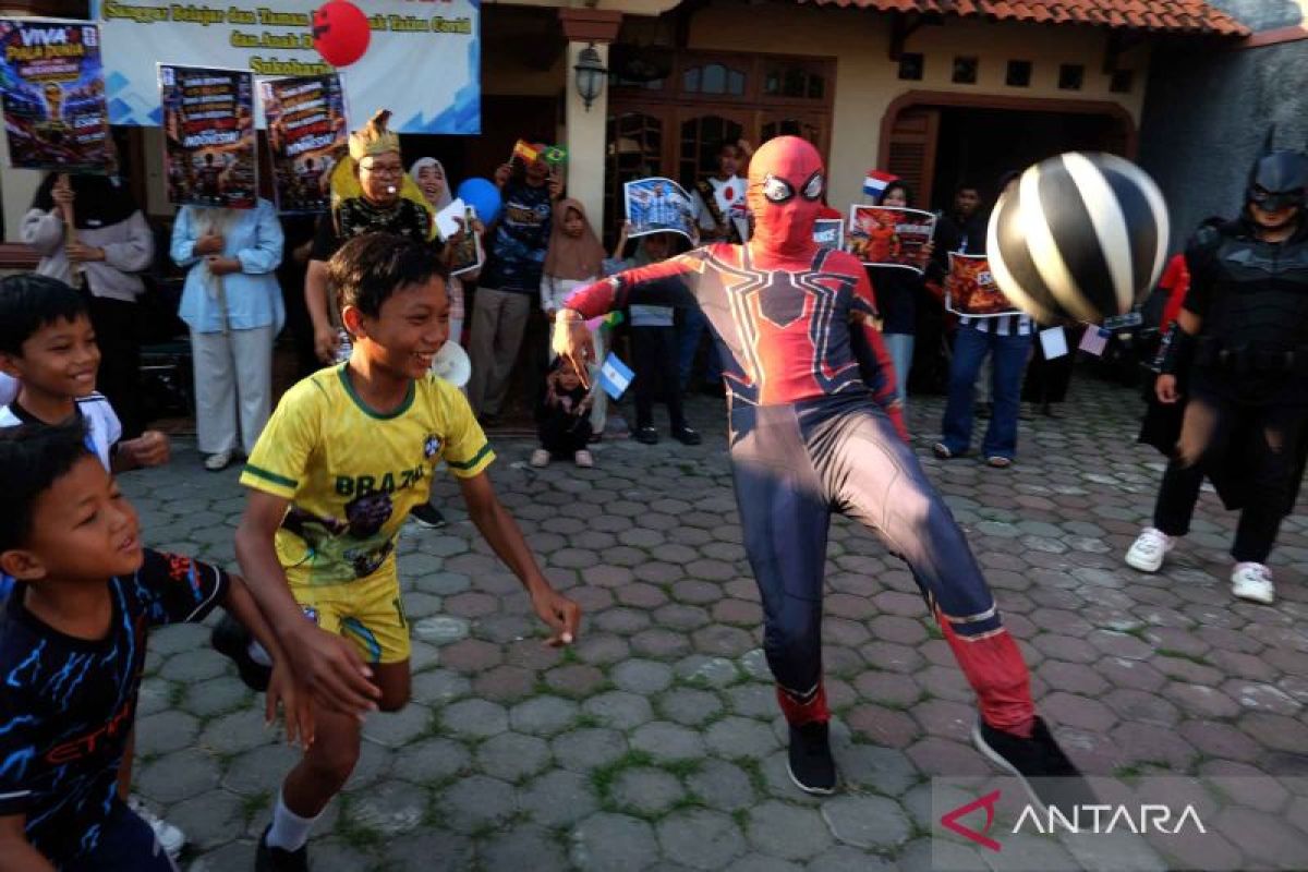 Superhero dan anak yatim beratraksi sambut Piala Dunia 2026