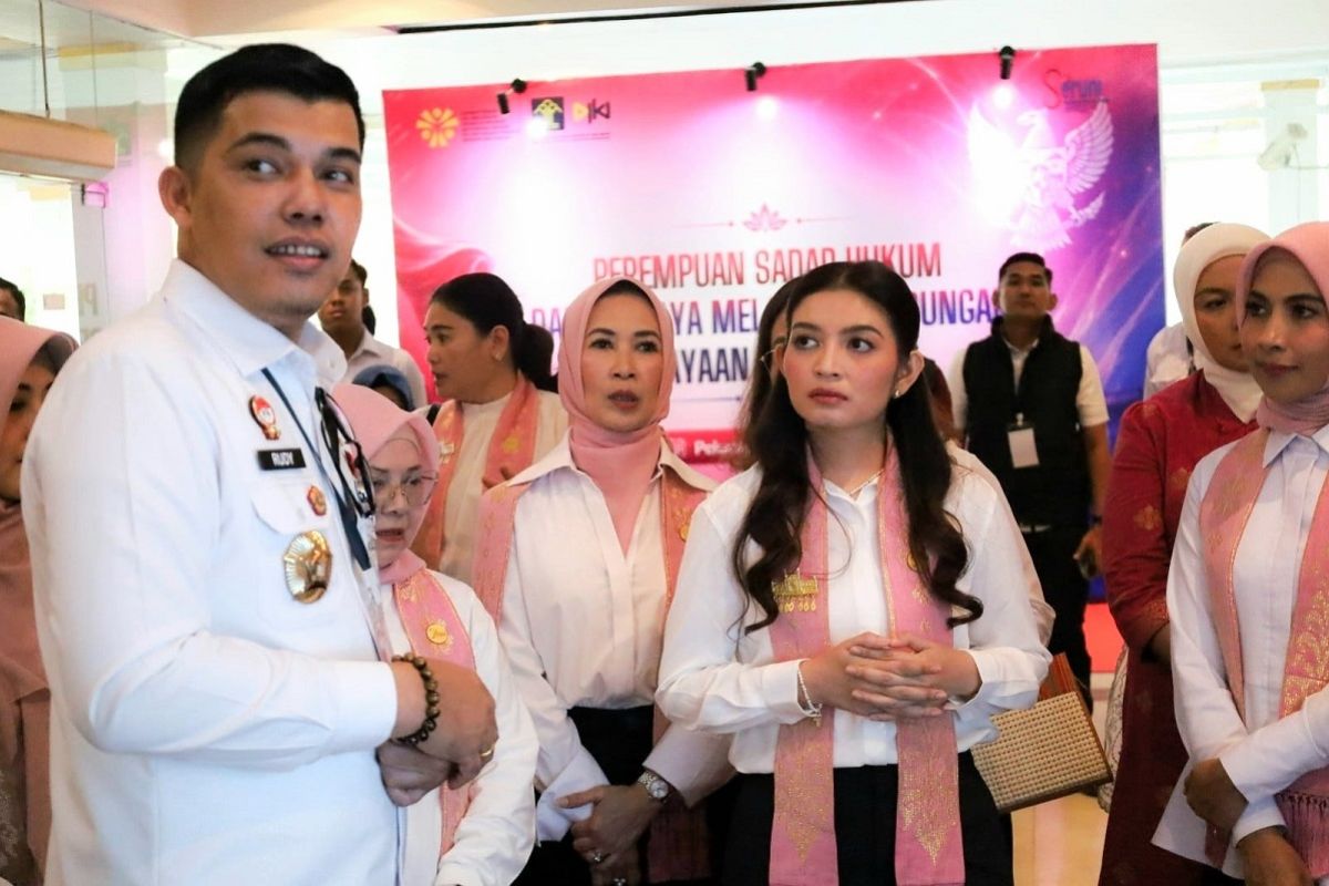 Tinjau Pameran UMKM Binaan, Ibu Wakil Presiden Apresiasi UMKM Lokal dan Layanan Hukum di Balai Serindit