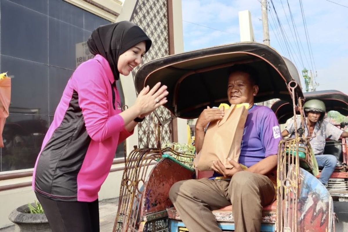 Polres Bantul melakukan bakti sosial pembagian sembako