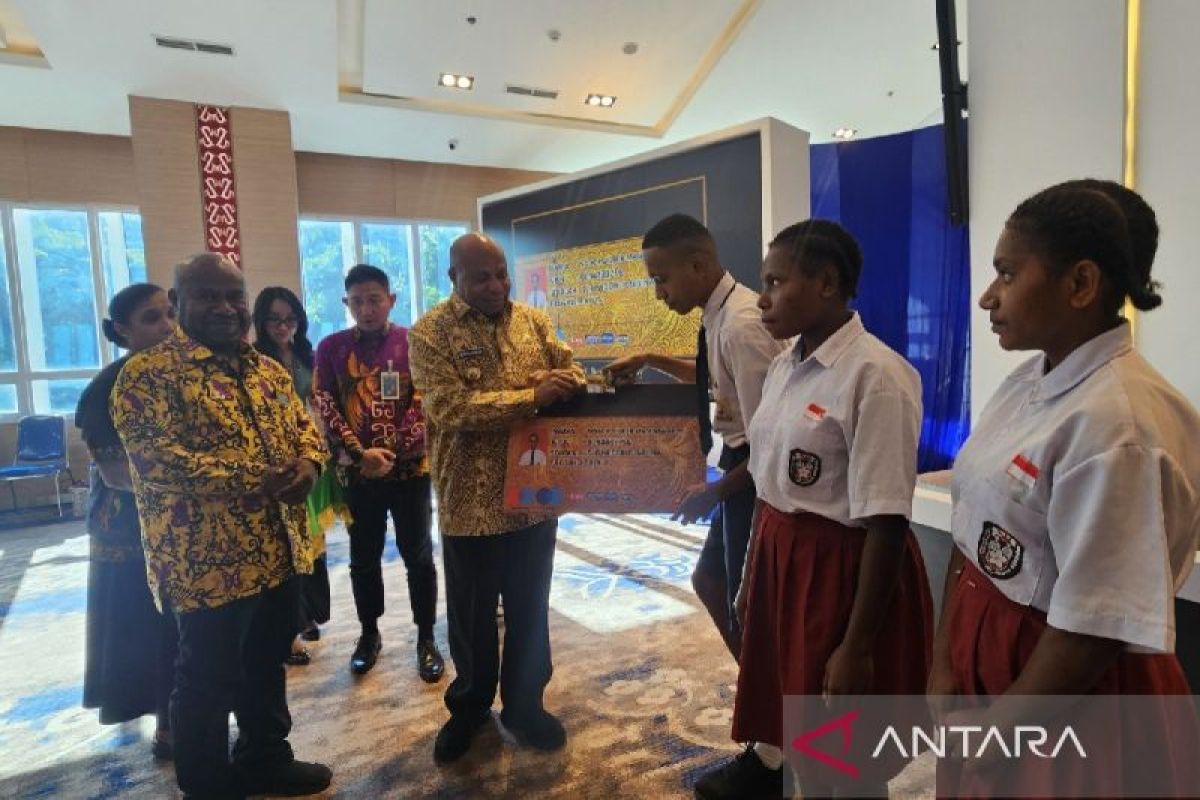 Gubernur luncurkan kartu Pace-Mace guna cetak generasi unggul Papua
