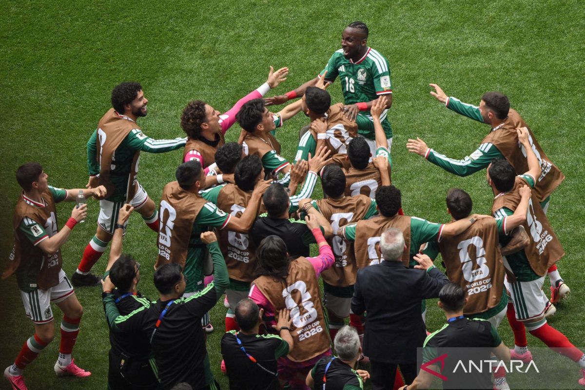 Diwarnai tiga kartu merah, Meksiko menang 2-0 atas Afrika Selatan