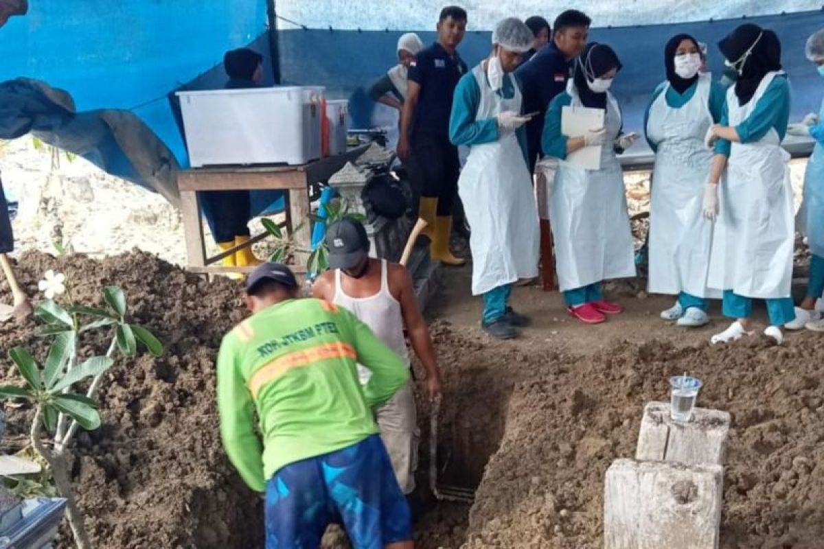 Polisi bongkar makam jasad pria yang ditemukan terluka di tepi jalan