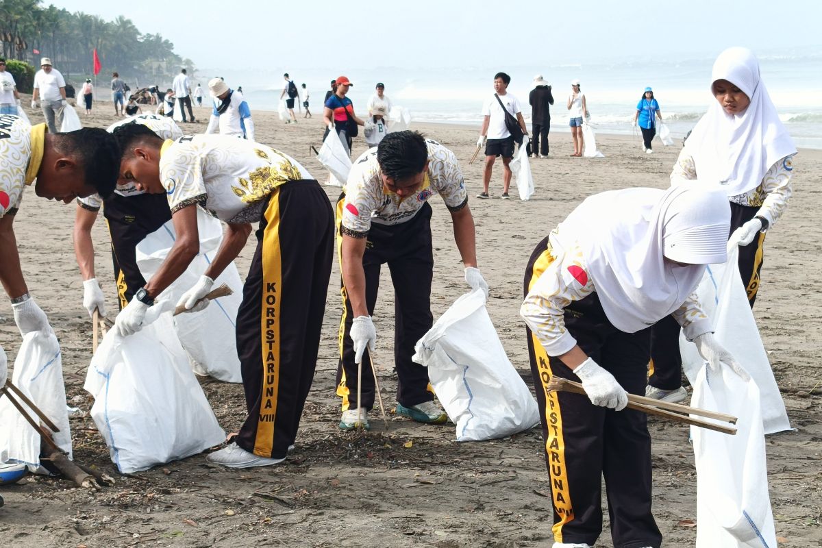 KKP-DANA kumpulkan 317 kilogram sampah di Pantai Petitenget 
