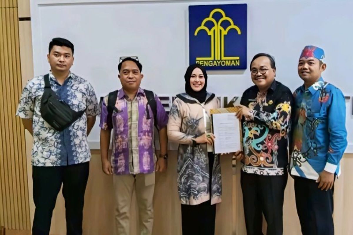 Disdukcapil Kapuas terima sertifikat hak cipta Simpel WA dari Kemenkum