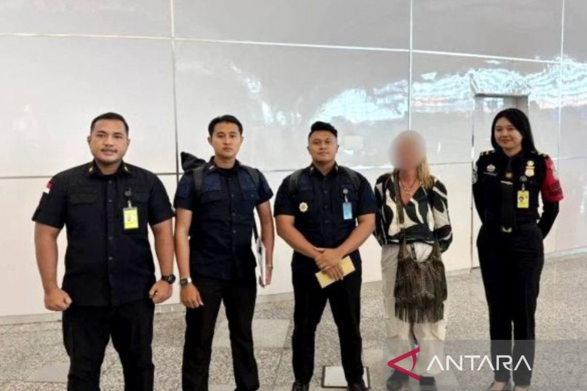 Imigrasi Bima deportasi WNA Australia langgar izin tinggal