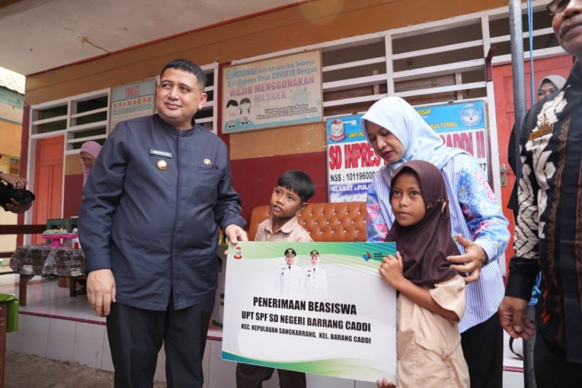 Pemkot Makassar serahkan bantuan pendidikan Rp2,1 miliar di wilayah kepulauan