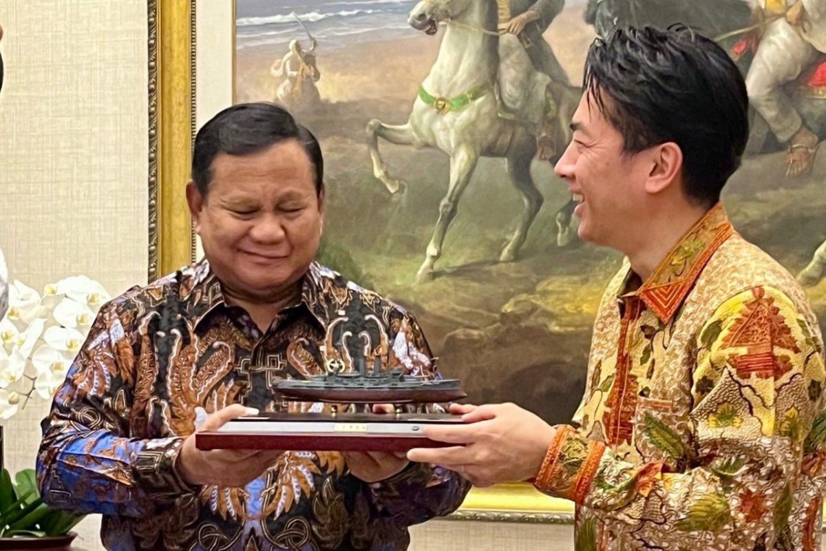 Prabowo terima suvenir kapal perang Mikasa dari Menhan Jepang