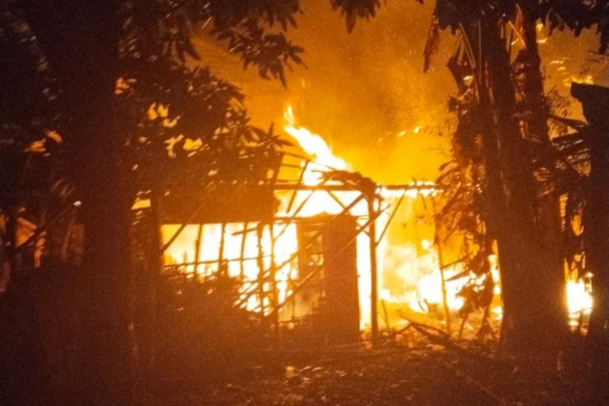 Polsek Sukolilo Pati mengamankan pria yang diduga membakar rumah orang tuanya