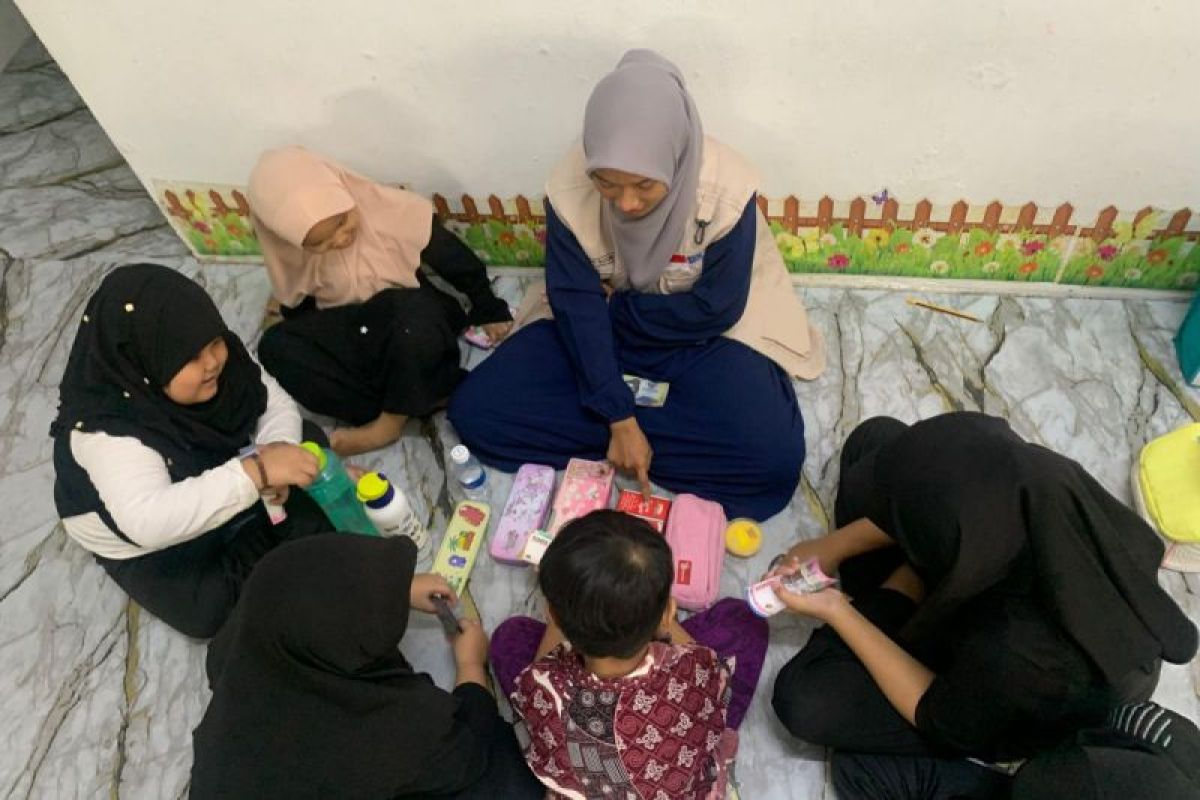 Senyum anak pekerja migran di Malaysia bersama mahasiswa UMS saat mengenali mata uang rupiah