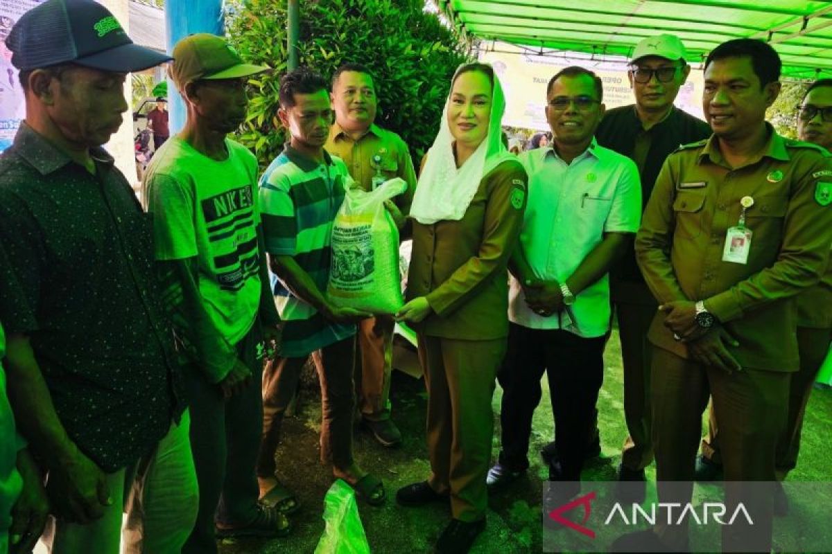 Pemkab Natuna salurkan 1,1 ton beras untuk masyarakat miskin