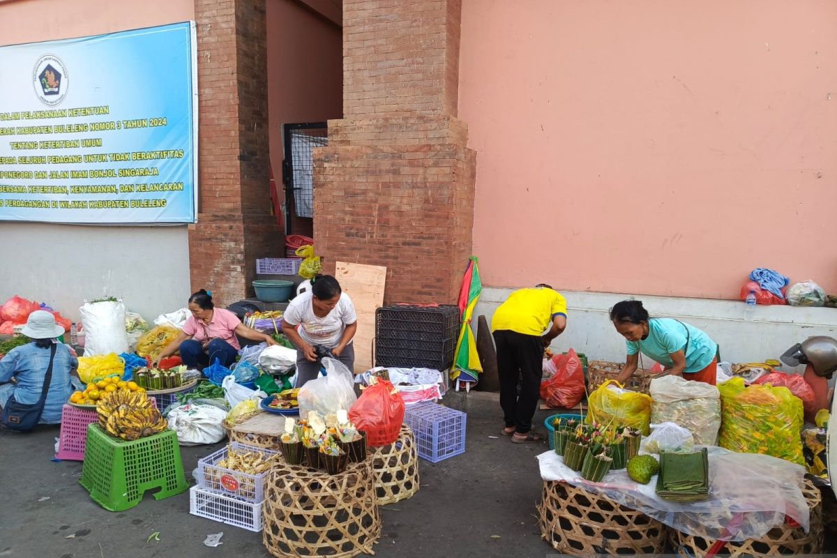 Pedagang sarana "banten" di Singaraja ramai pesanan jelang Galungan