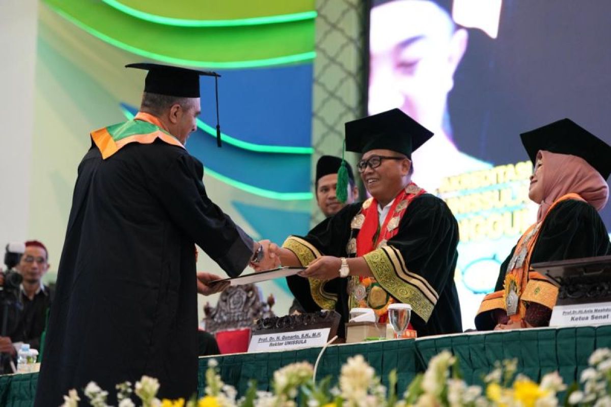 Tokoh nasional, daerah, hingga hafiz Al Quran diwisuda Unissula