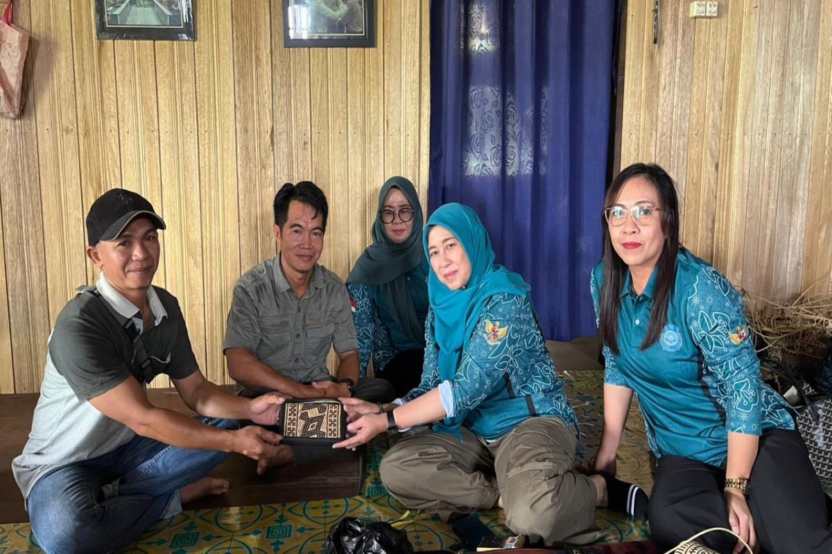 PKK Barito Utara dukung pelestarian anyaman rotan di Desa Tambaba