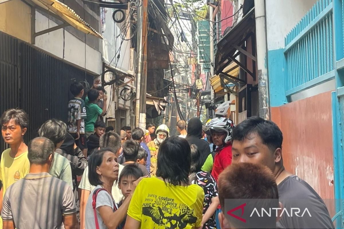 15 armada dikerahkan padamkan kebakaran rumah di Grogol Petamburan