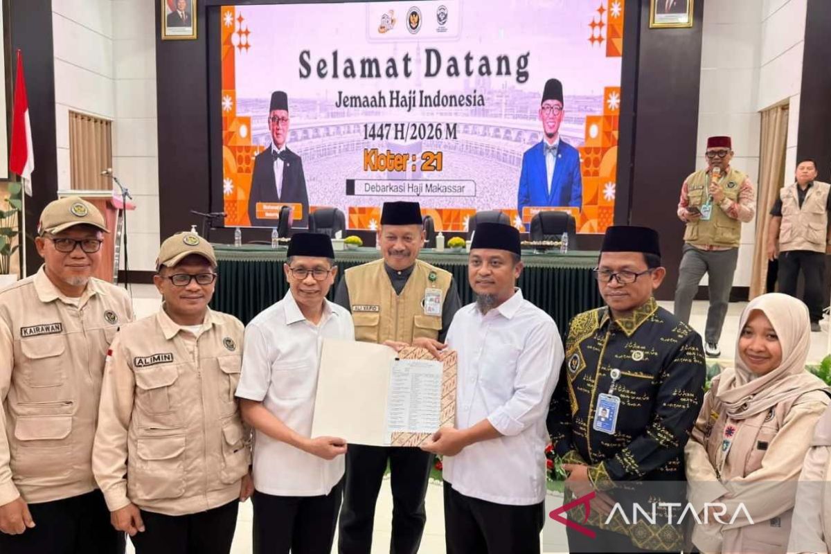 Sambut jamaah datang, Gubernur Sulsel bagi uang tunai ke sejumlah haji