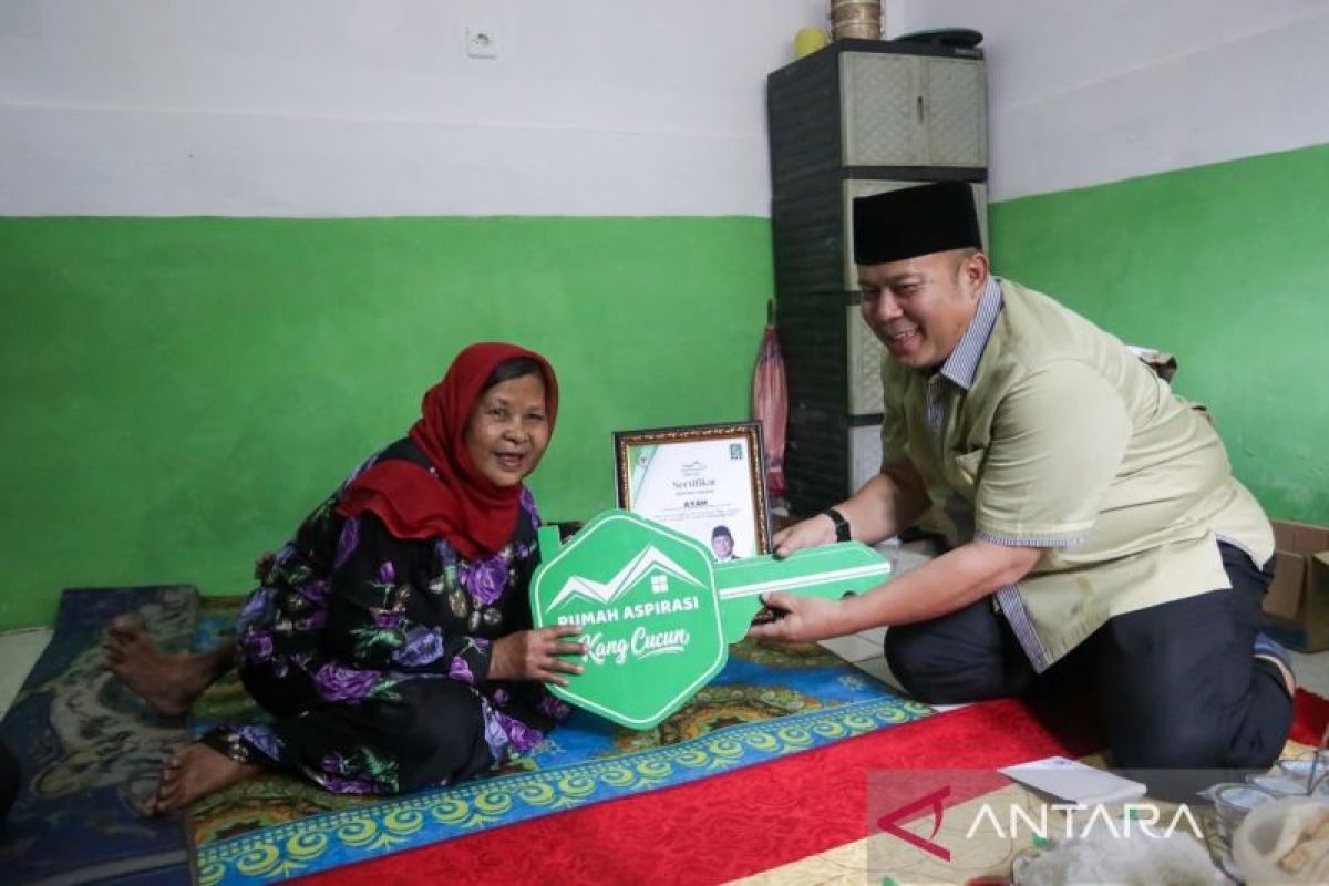 Wakil Ketua DPR Cucun resmikan rumah layak huni di Cisalak Bandung
