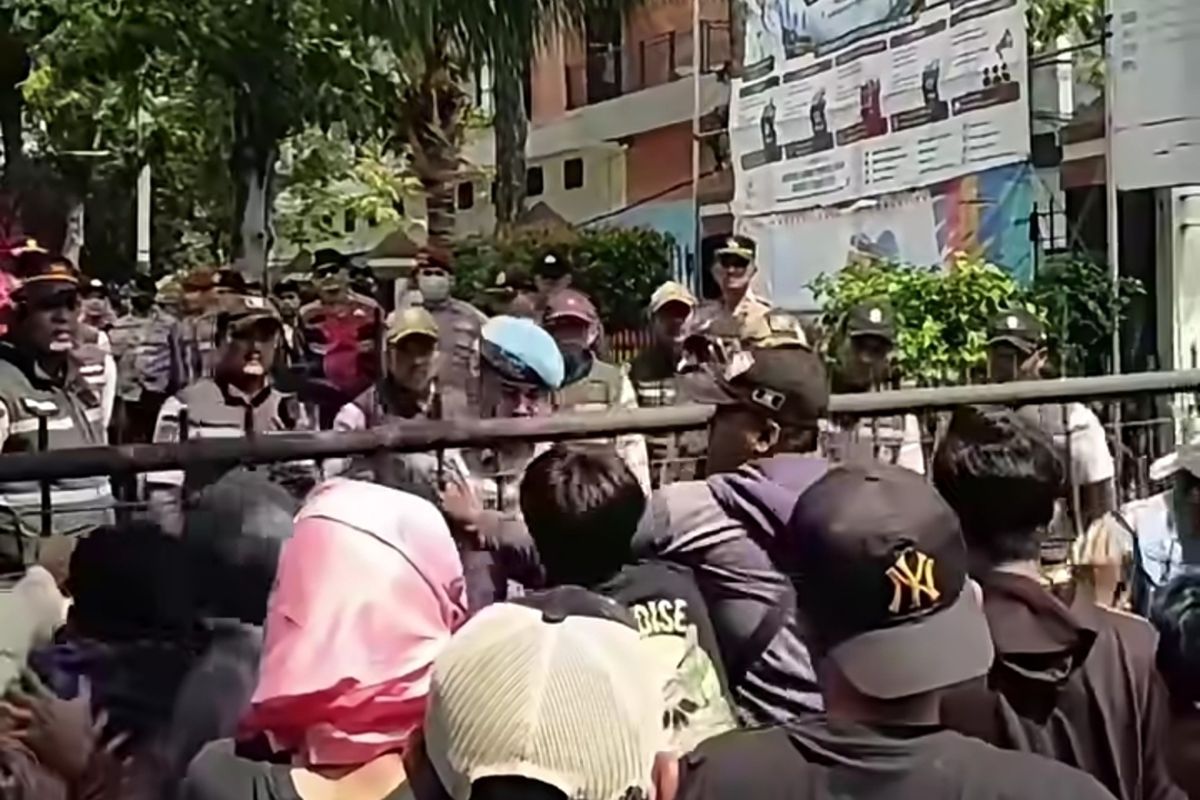Warga Kebon Sayur kepung kantor Lurah Kapuk terkait sengketa lahan