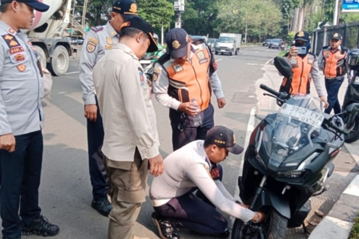 Operasi cabut pentil sasar 206 motor yang parkir liar di SPB Kembangan