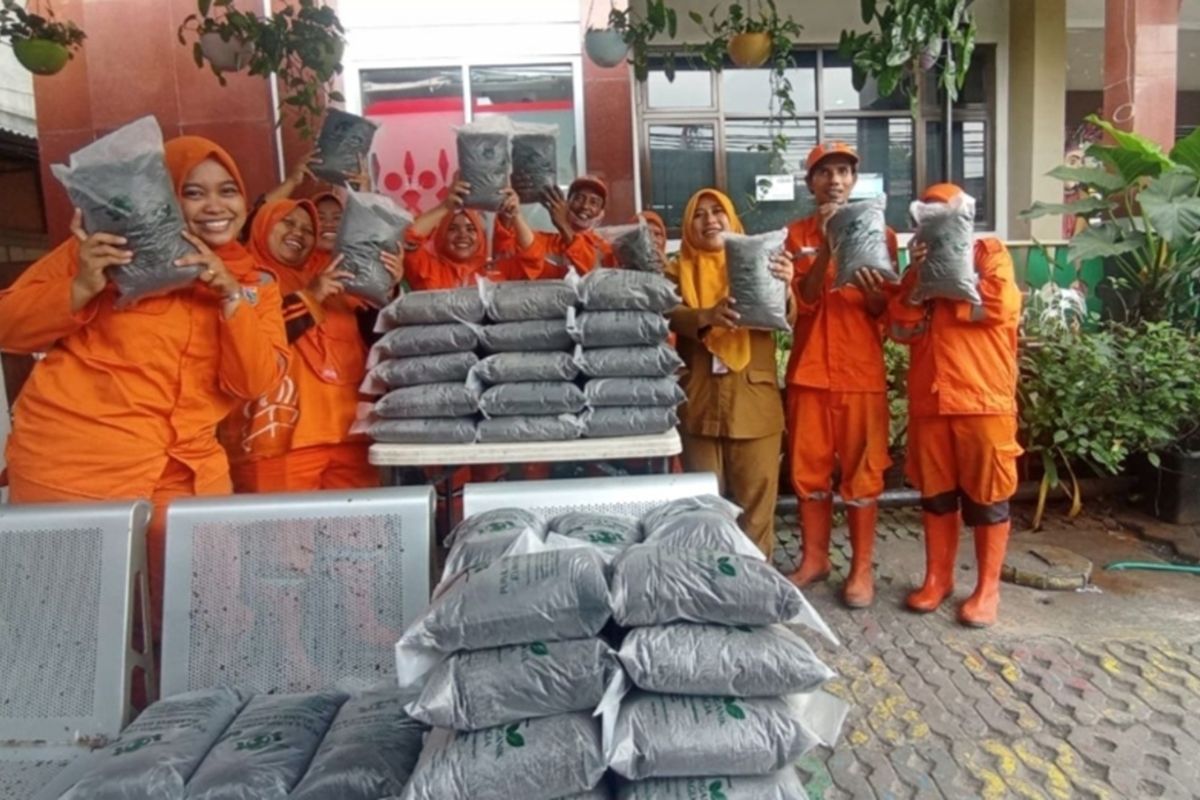 Petugas PPSU di Jakbar jual pupuk kompos hasil olah sampah daun kering