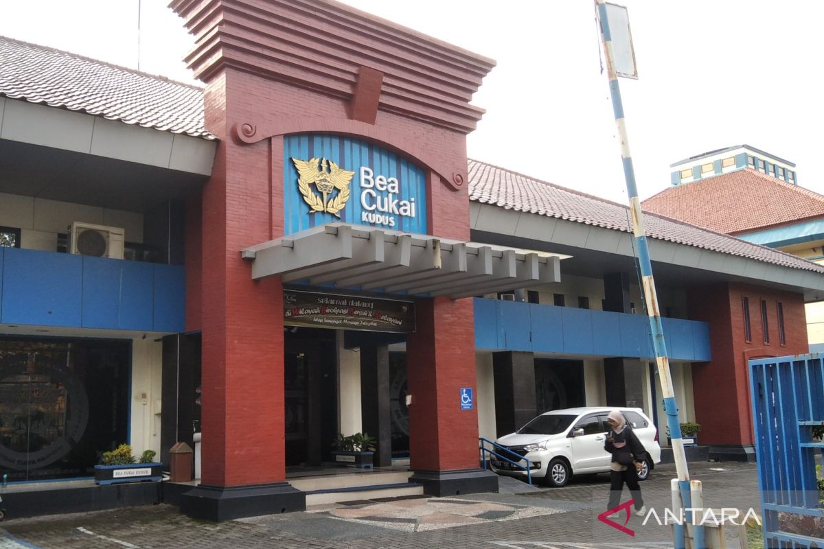 Bea Cukai Kudus mencatat penerimaan negara capai Rp15,85 triliun
