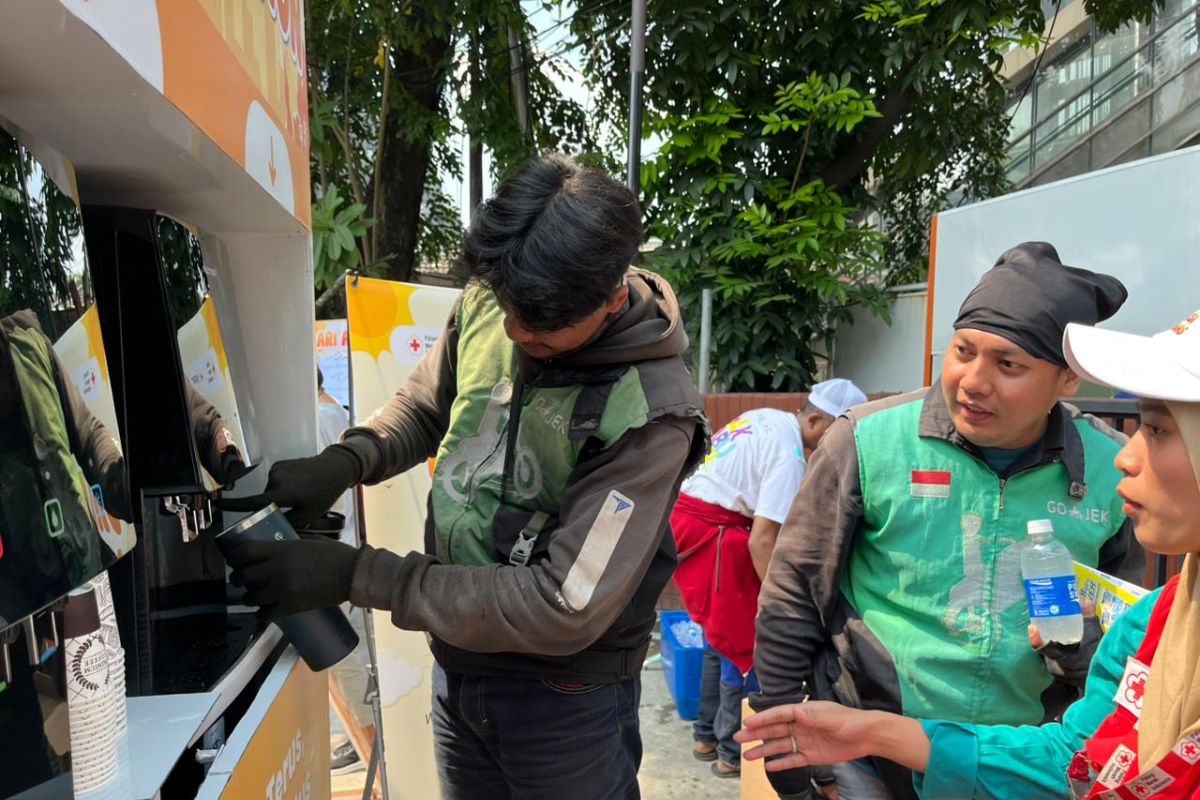 PMI sediakan air minum gratis bagi pekerja lapangan hadapi cuaca panas