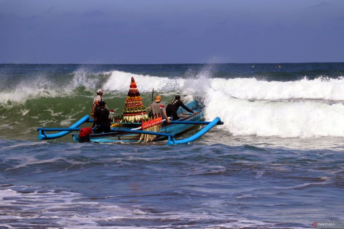 Tradisi larung sesaji Pantai Serang
